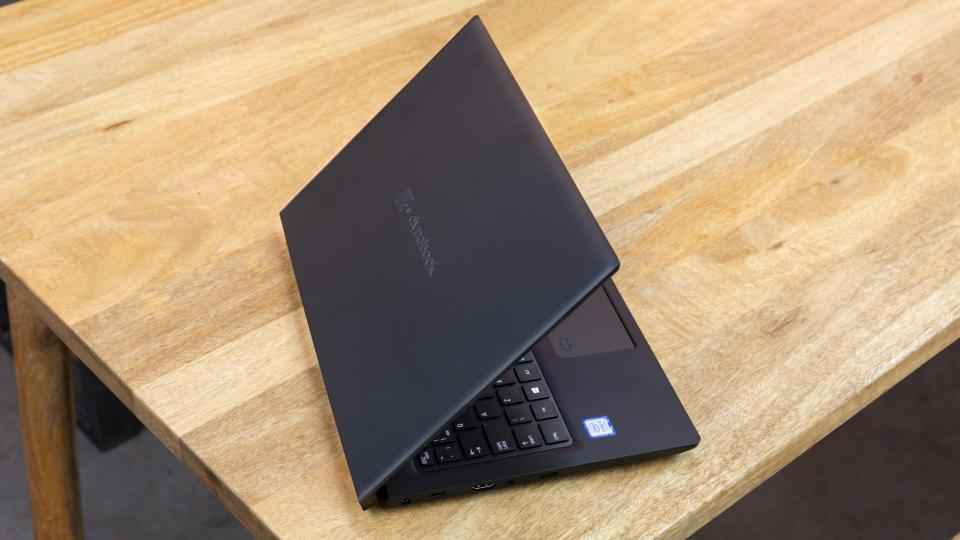 Test du Dynabook Portégé A30-E : Un ordinateur portable professionnel décevant de la gamme renommée Toshiba